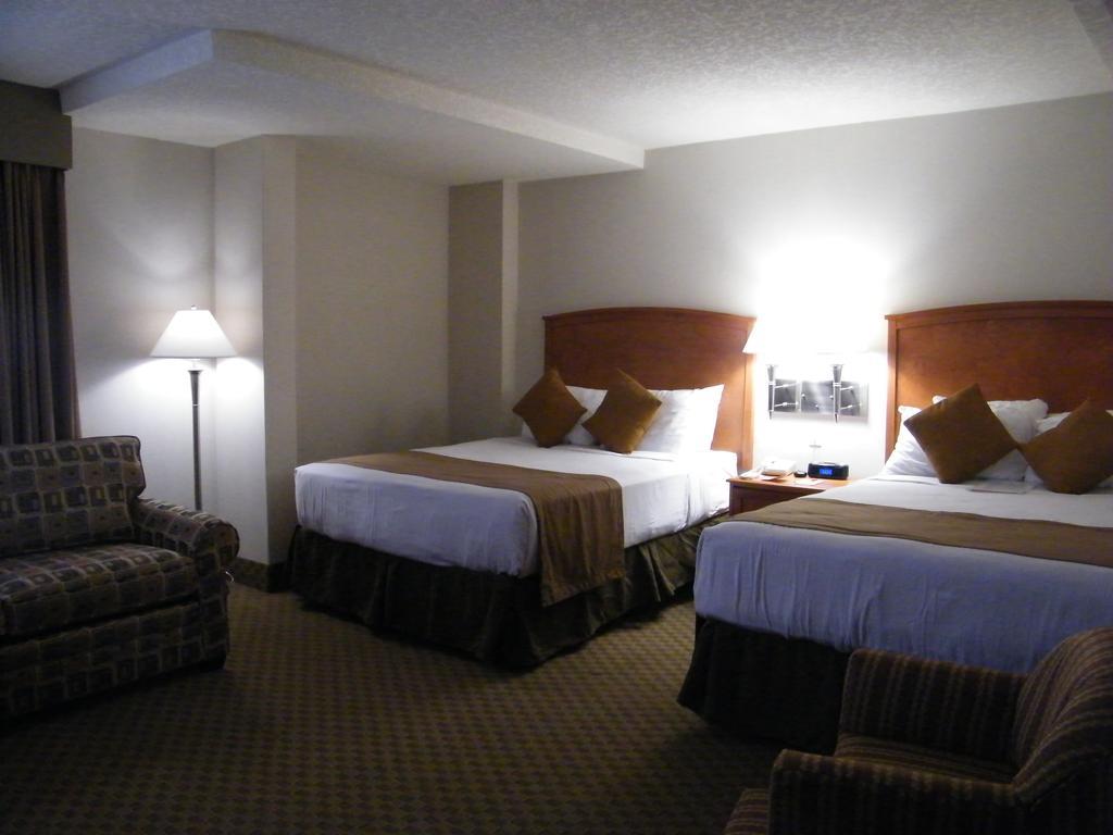 Ramada By Wyndham Edmonton South Hotel Room photo