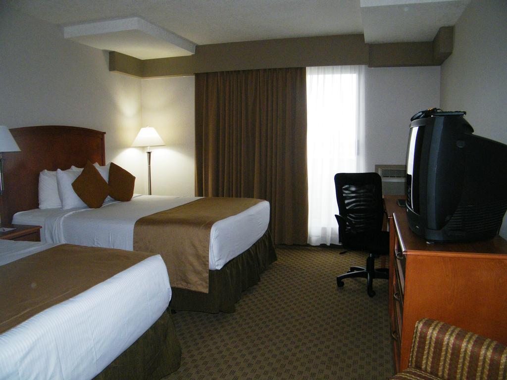 Ramada By Wyndham Edmonton South Hotel Room photo